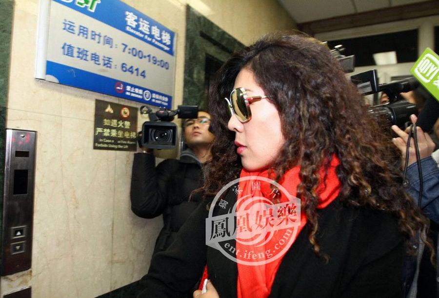 黃曉明拍戲摔傷左腿骨折 于東現場致歉