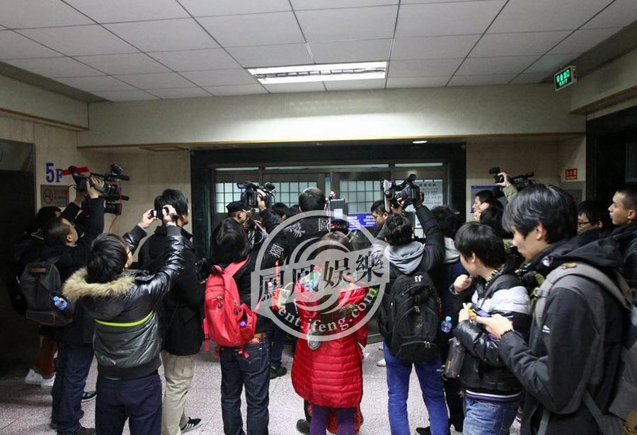黃曉明拍戲摔傷左腿骨折 于東現場致歉