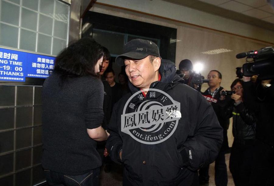 黃曉明拍戲摔傷左腿骨折 于東現場致歉