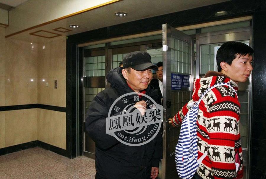 黃曉明拍戲摔傷左腿骨折 于東現場致歉