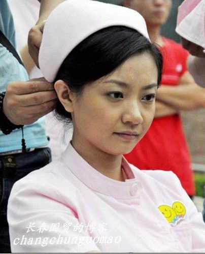 姜昆攜33歲女兒姜珊亮相時尚晚宴 年少成名昔日舊照曝光