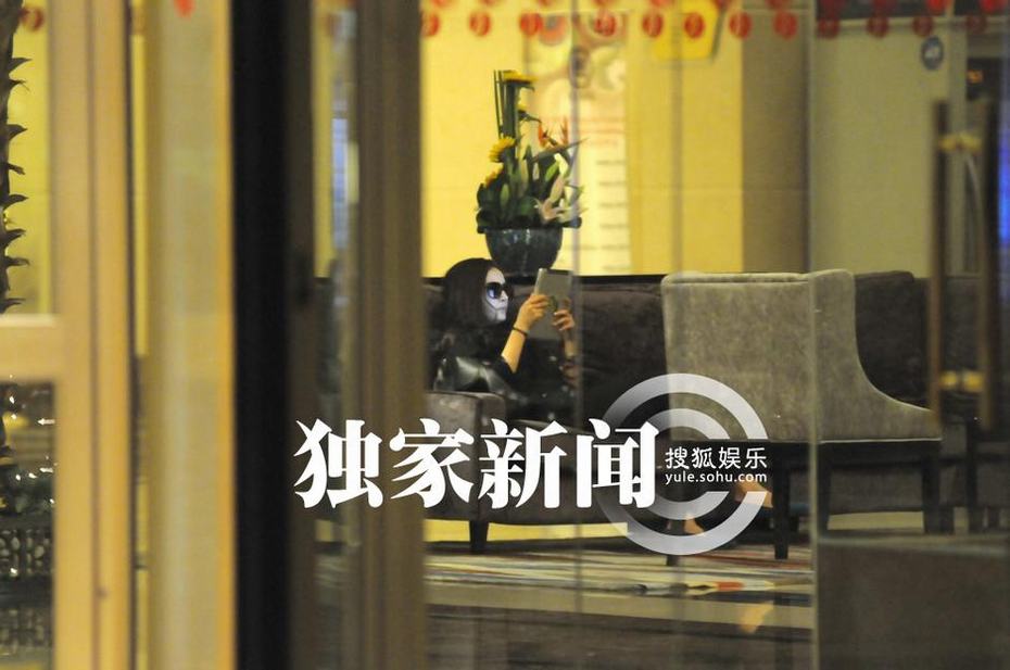 楊冪深夜入住酒店 大堂沙發側臥打游戲