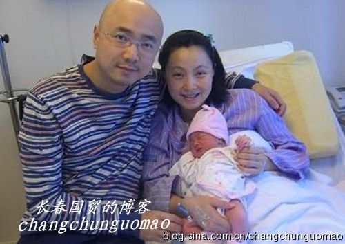 小陶虹產女時全家合影