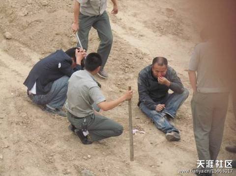 陜AWK707的西安城管執(zhí)法車和6名穿制服的城管，手持棍棒，在郊外毆打兩名倒地男子。 