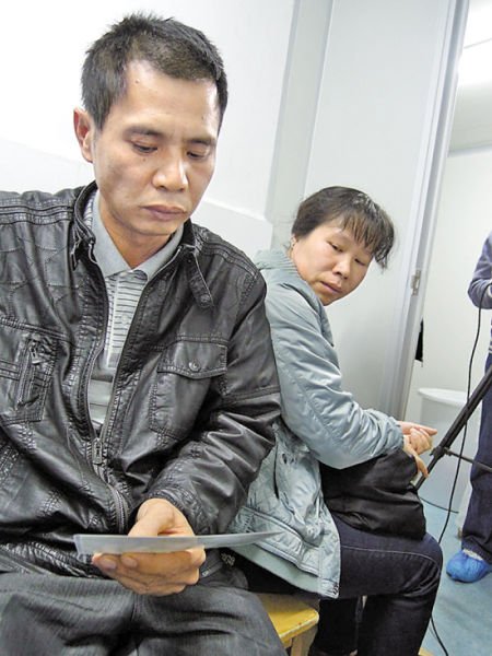 看著女兒的照片，吳文瑞夫婦悲從中來。