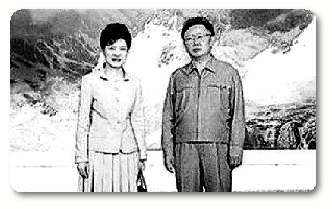 現任妻子金英淑（左）