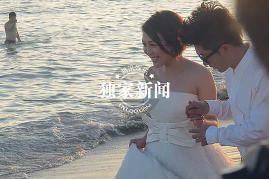 金志文豪華婚禮現場 新人抵海邊拍婚紗照