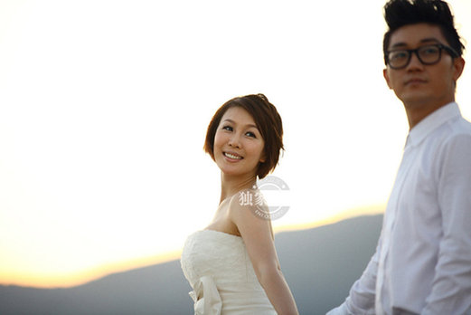 金志文豪華婚禮現場 新人抵海邊拍婚紗照