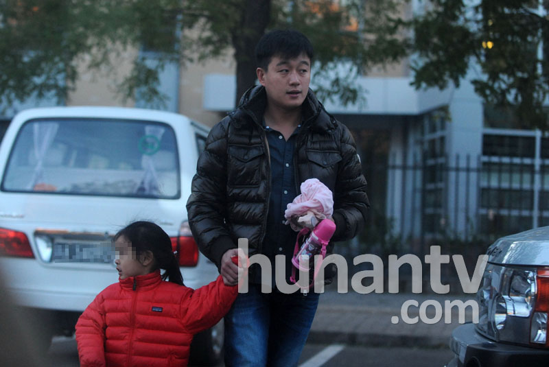佟大為幼兒園接女兒放學