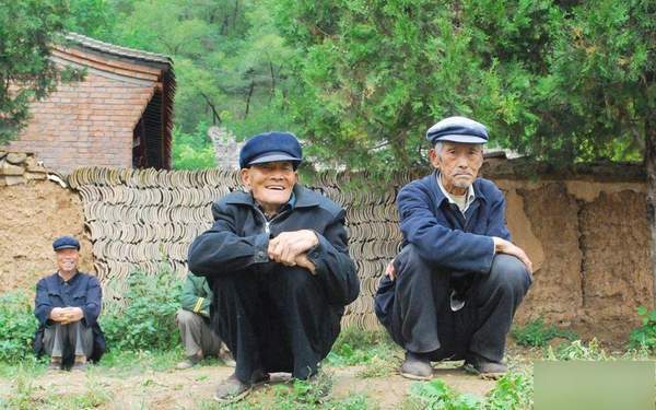 在農村看場娛樂節目真不容易呀
