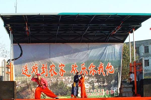 在農村看場娛樂節目真不容易呀