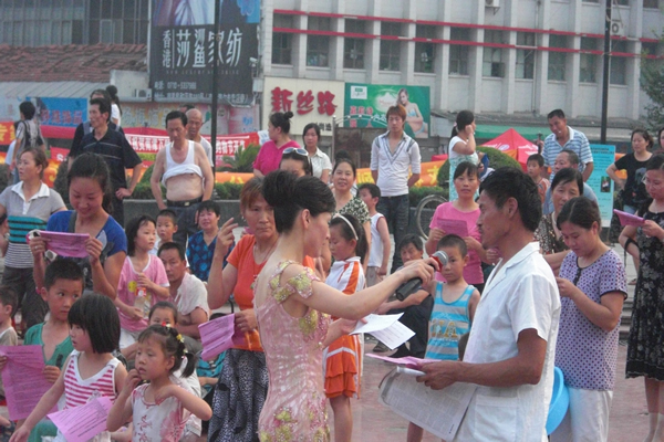 在農村看場娛樂節目真不容易呀