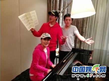 王力宏李云迪親密看電影被抓現(xiàn)行 網(wǎng)友呼：在一起！