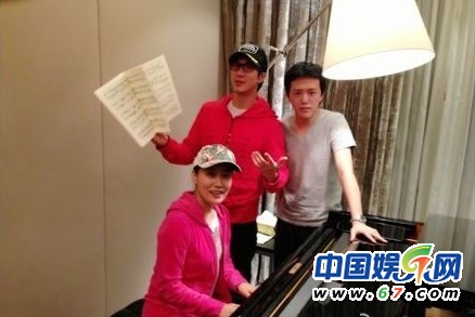 王力宏李云迪親密看電影被抓現行 網友呼：在一起！