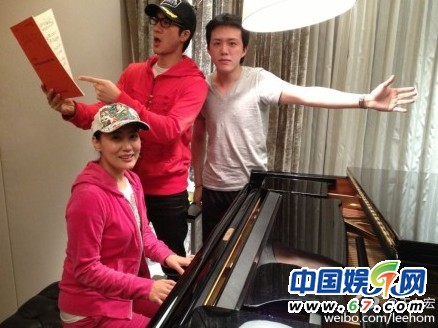 王力宏李云迪親密看電影被抓現行 網友呼：在一起！