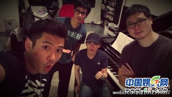王力宏李云迪親密看電影被抓現行 網友呼：在一起！