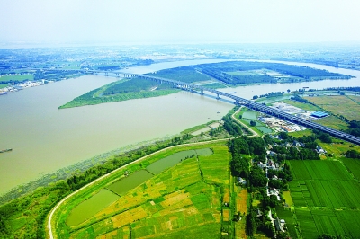 泰州大橋?qū)⑻┲荨P中、鎮(zhèn)江、常州串成一線。