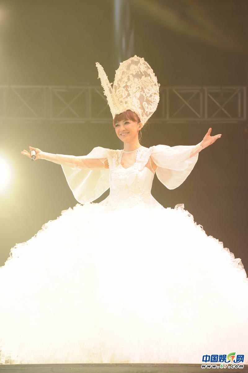 陳慧嫻廣州個唱大跳《江南style》 現場爆棚歌迷齊呼“老婆“