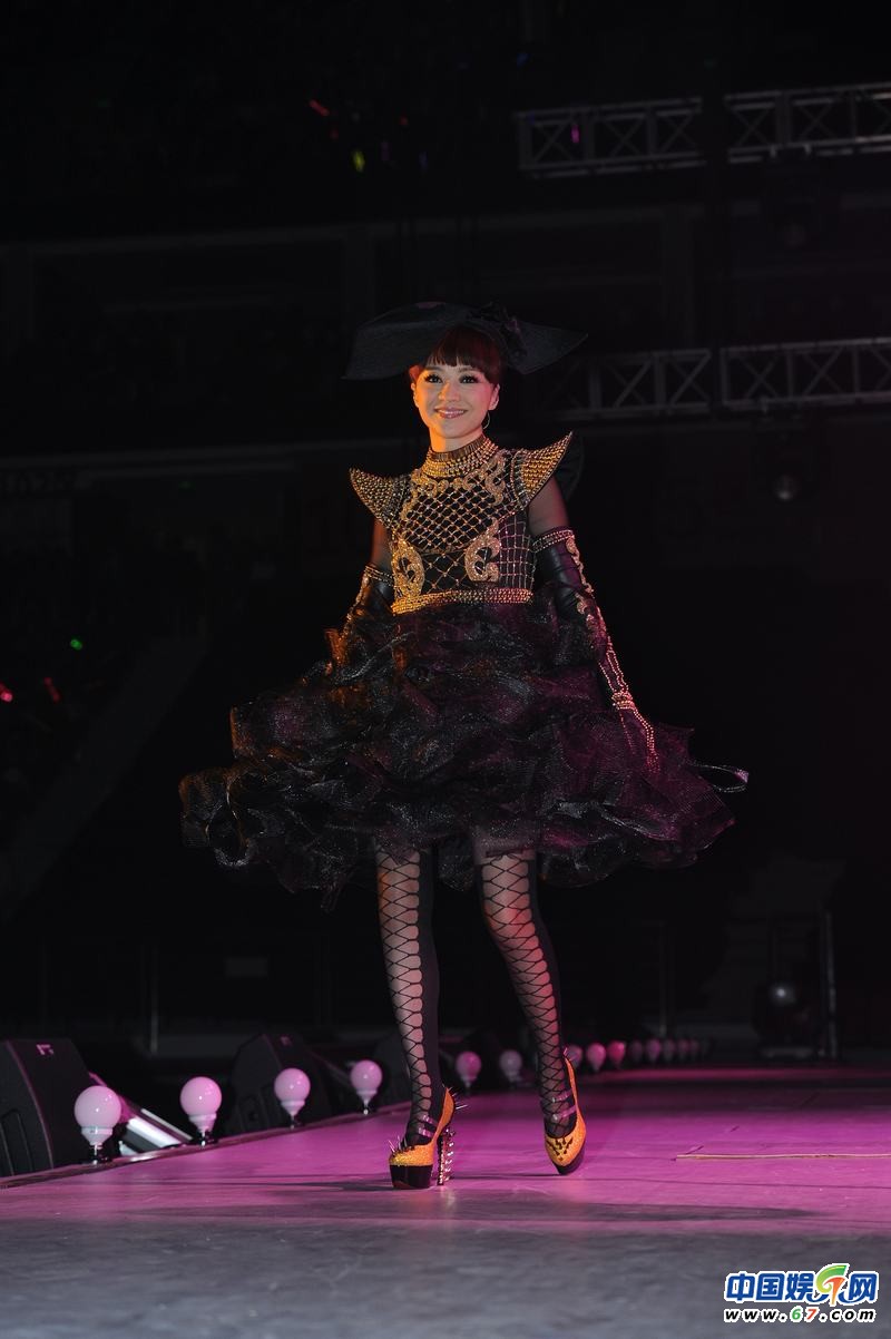 陳慧嫻廣州個唱大跳《江南style》 現場爆棚歌迷齊呼“老婆“