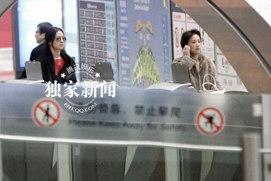 劉亦菲攜母回京 干爹陳金飛備豪車隊親自接機(jī)
