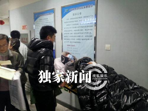 黃曉明等候就醫