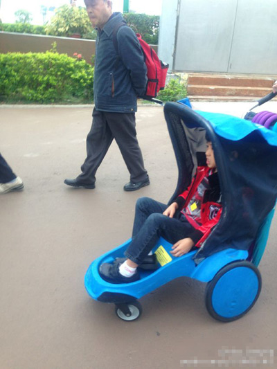 Lucas長大換推車，但手長腳長的他依舊顯得有點勉強