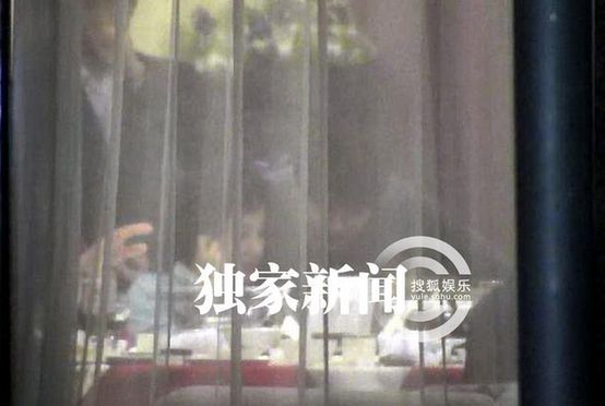 劉曉慶車內描眉梳頭 帶經紀人易綱赴家宴