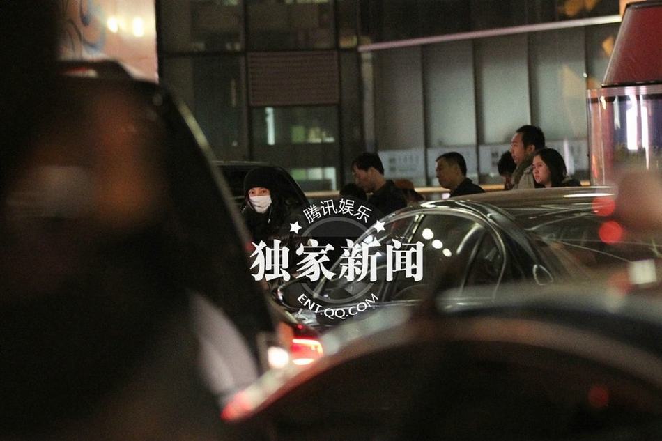 李冰冰豪車隊接機排場大 美女助理驚艷亮相似Ella