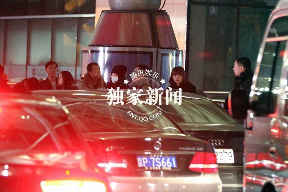 李冰冰豪車隊接機排場大 美女助理驚艷亮相似Ella