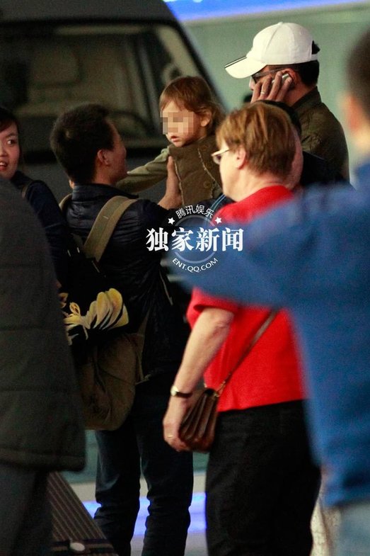 劉燁攜妻帶子溫馨出行 兒子一頭黃發皮膚白嫩