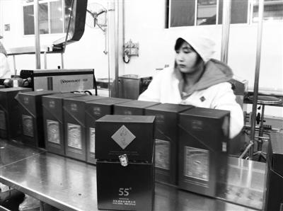 11月26日，酒鬼酒成品酒包裝車間，55°酒鬼酒正在包裝。 新京報記者 鄭道森 攝