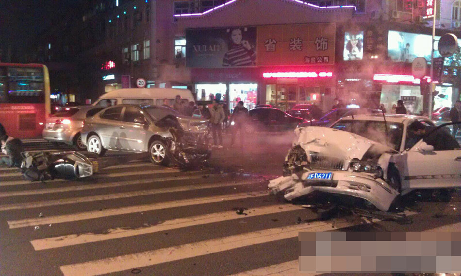 浙江男子持刀在鬧市劫車 引發連環車禍