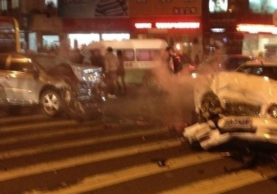 浙江男子持刀在鬧市劫車 引發連環車禍