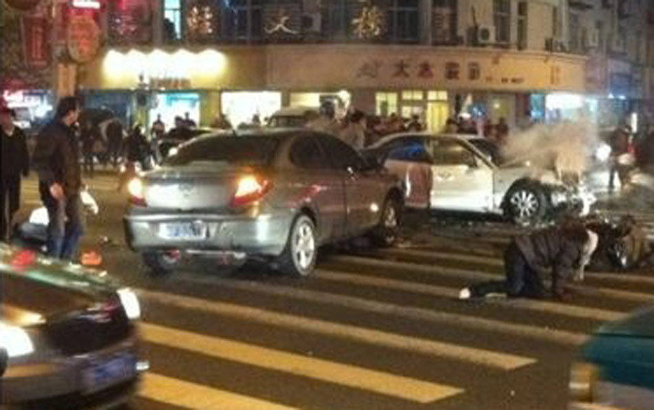 浙江男子持刀在鬧市劫車 引發(fā)連環(huán)車禍