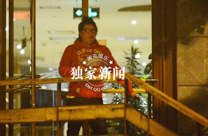 明星足球隊(duì)夜會(huì)餃子館 孫楠房車(chē)主路倒車(chē)