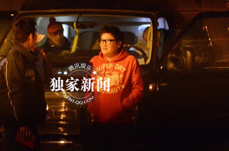 明星足球隊(duì)夜會餃子館 孫楠房車主路倒車