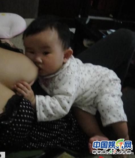 盤(pán)點(diǎn)當(dāng)眾哺乳秀母愛(ài)的女星