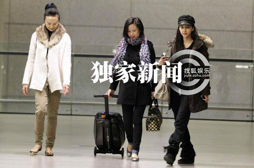 Angelababy素顏現(xiàn)身機(jī)場(chǎng)清秀似娃娃 復(fù)工鉑金包傍身