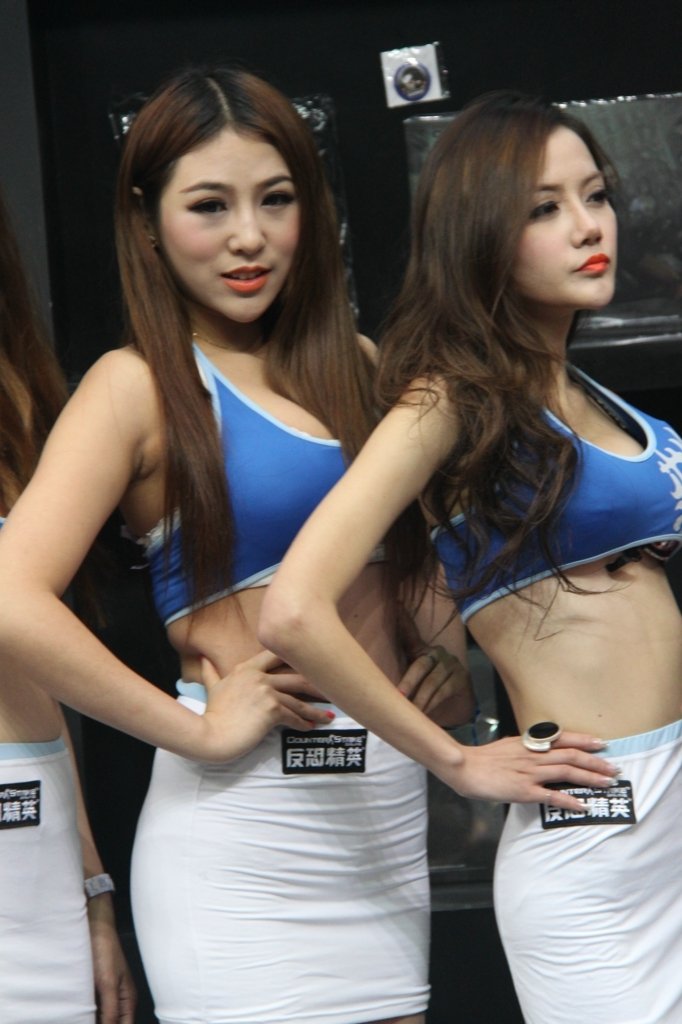模特內衣外露博眼球