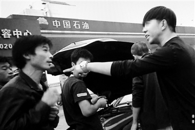 10月4日，洗車行領班（圖右）斥責智障工吳發兵的哥哥吳劍兵。