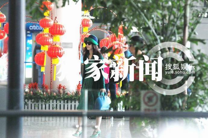 范冰冰化身“綠精靈”現身機場 酷勁十足引圍觀