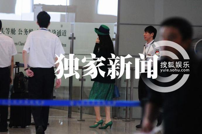 范冰冰化身“綠精靈”現身機場 酷勁十足引圍觀