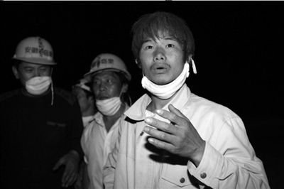 2008年，映秀馬元江搜救現場的尹春龍。（資料圖片） 本報記者周民攝