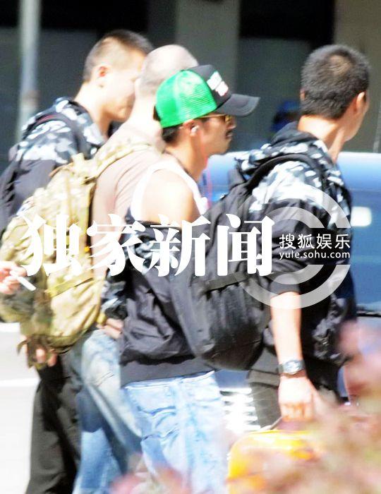 謝霆鋒帶綠帽子現身機場 穿緊身背心秀肌肉