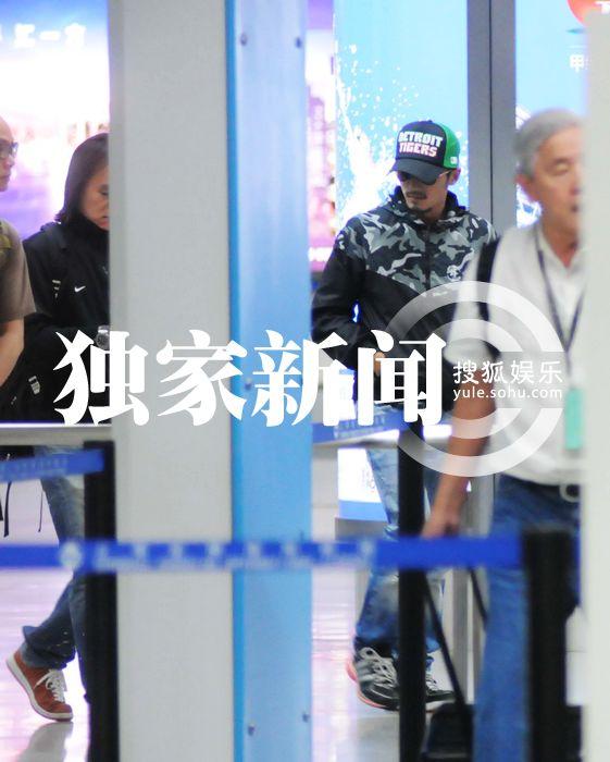 謝霆鋒帶綠帽子現身機場 穿緊身背心秀肌肉