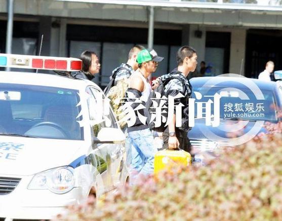 謝霆鋒帶綠帽子現身機場 穿緊身背心秀肌肉