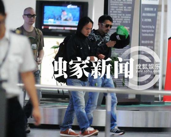 謝霆鋒帶綠帽子現身機場 穿緊身背心秀肌肉