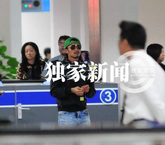謝霆鋒帶綠帽子現身機場 穿緊身背心秀肌肉