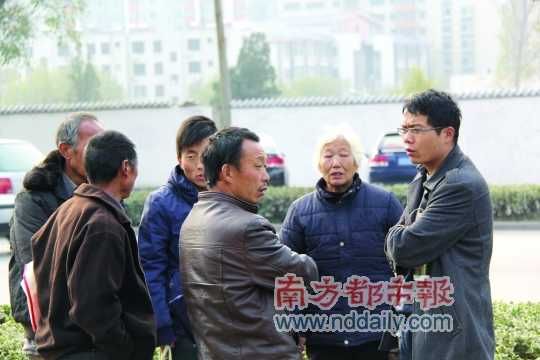 登封法院外，張海超與病人和家屬交談。在許多塵肺病友看來，張海超是一個大救星。