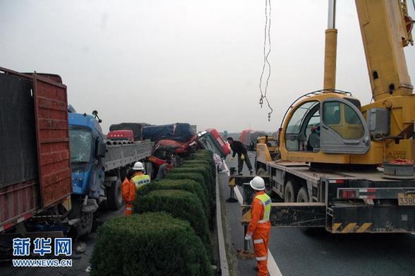（突發事件）（2）滬昆高速江西鷹潭段發生5車連環相撞事故